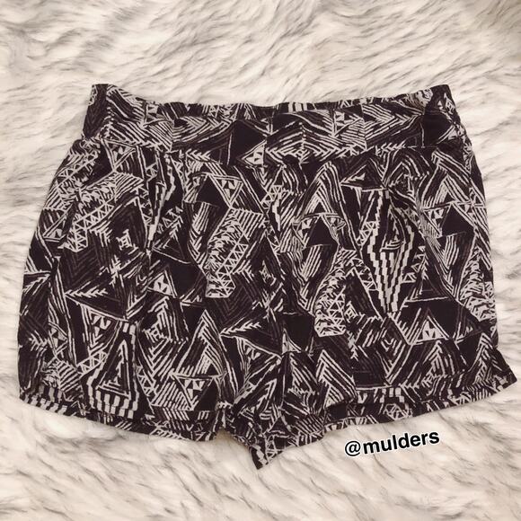 Urban Outfitters Black & White Boho Aztec Summer Shorts - Picture 2 of 6